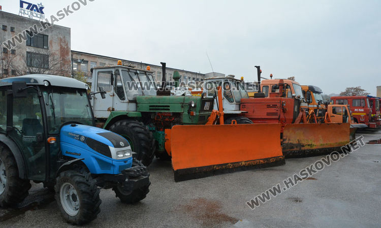 Осигуриха 250 тона сол и 130 тона пясък, снегорините в готовност да чистят в Хасково