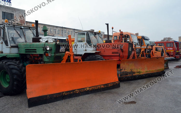 Осигуриха 250 тона сол и 130 тона пясък, снегорините в готовност да чистят в Хасково