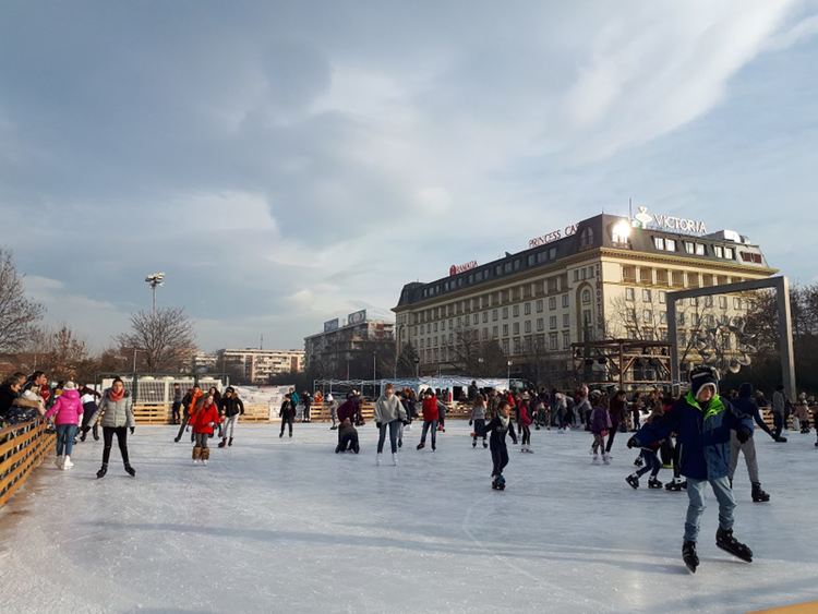 Рекордно голяма ледена пързалка в Пловдив
