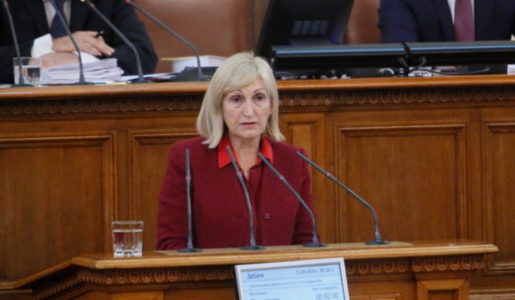 Депутатката Смиляна Нитова се включва като доброволка в битката срещу Ковид