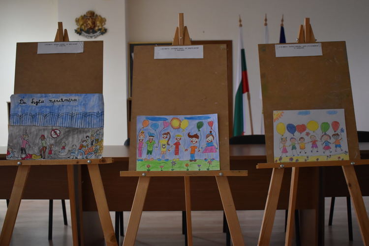 Отличиха победителите в конкурс за рисунка и есе „Да бъдем приятели, но не за ден“
