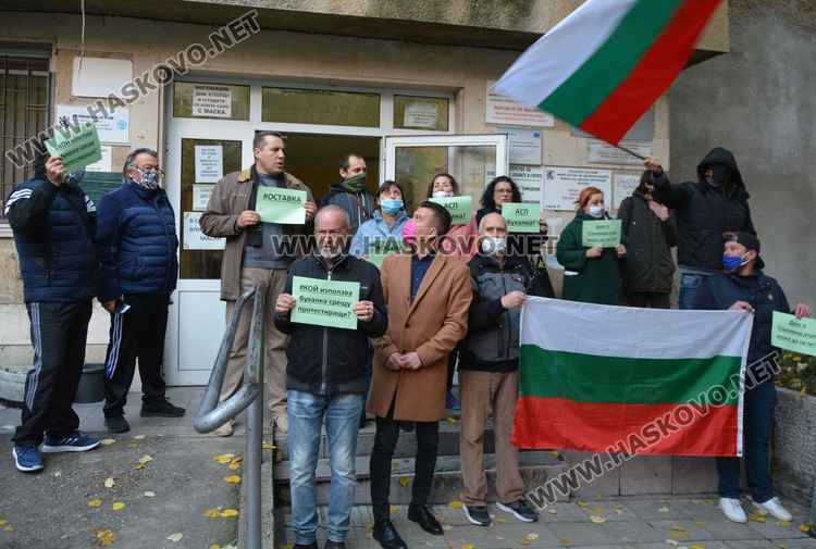 Граждани поискаха оставки за несвършена работа пред Социалната служба