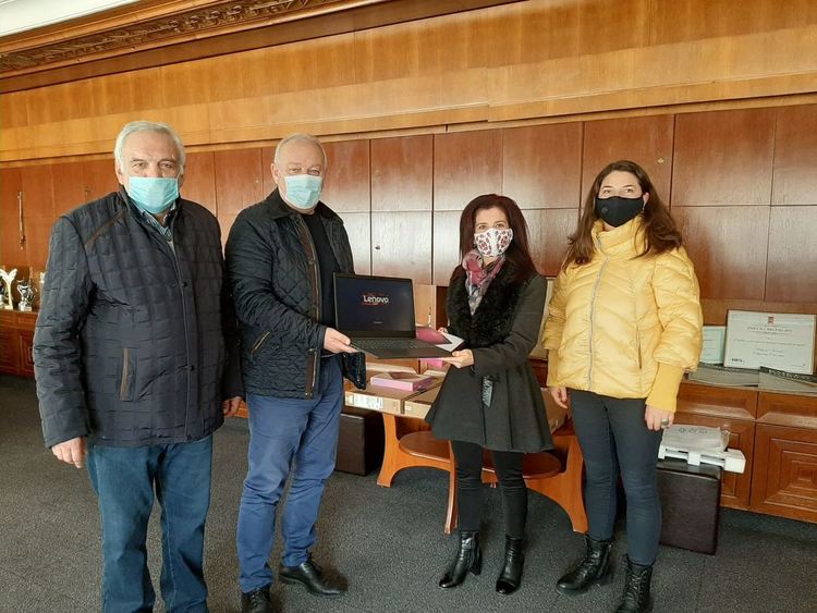 Осигуриха компютри за дистанционно обучение на децата в социалните центрове