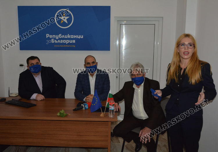 Радостина Циркова (вдясно)