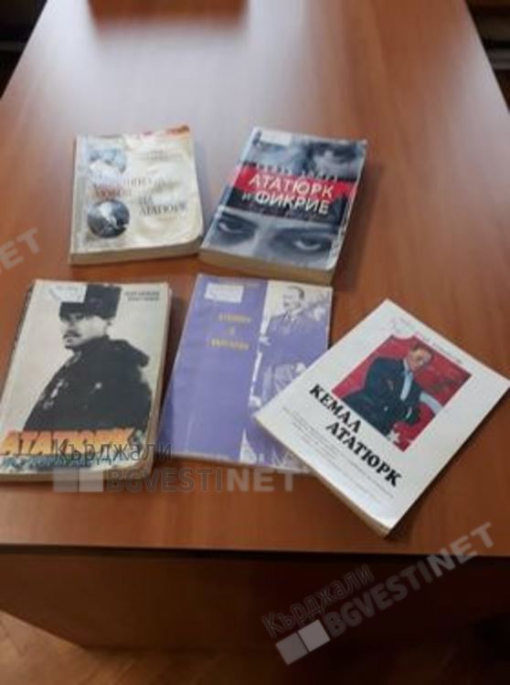 Голямо дарение от книги за Ататюрк направи на културните институти в Кърджали доц.Несрин Къратлъ