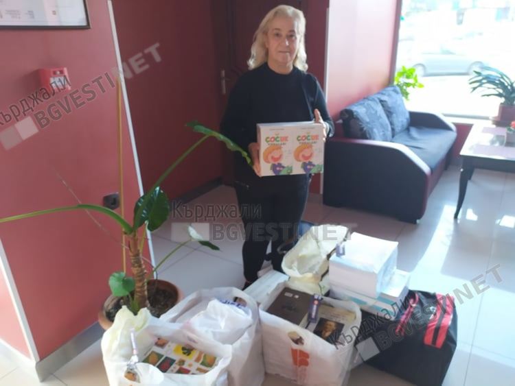 Голямо дарение от книги за Ататюрк направи на културните институти в Кърджали доц.Несрин Къратлъ