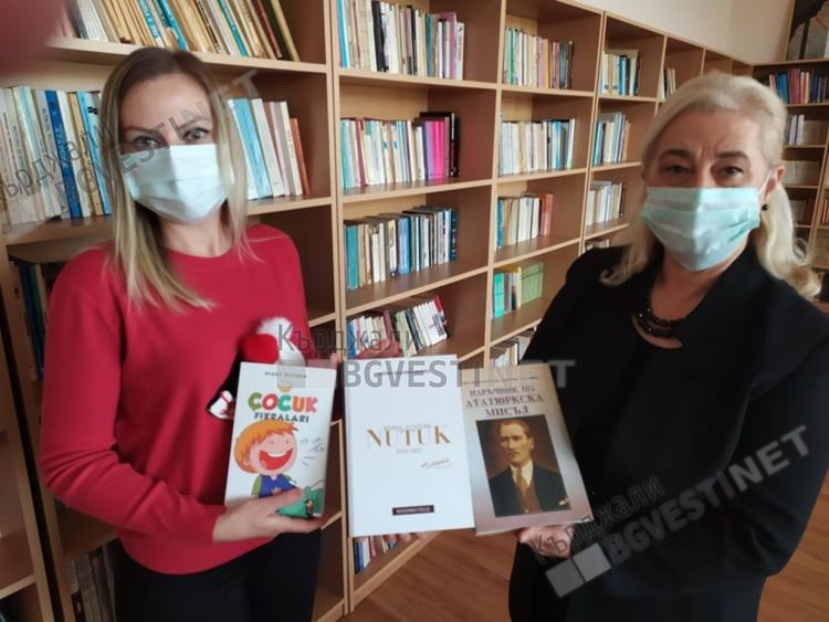 Голямо дарение от книги за Ататюрк направи на културните институти в Кърджали доц.Несрин Къратлъ