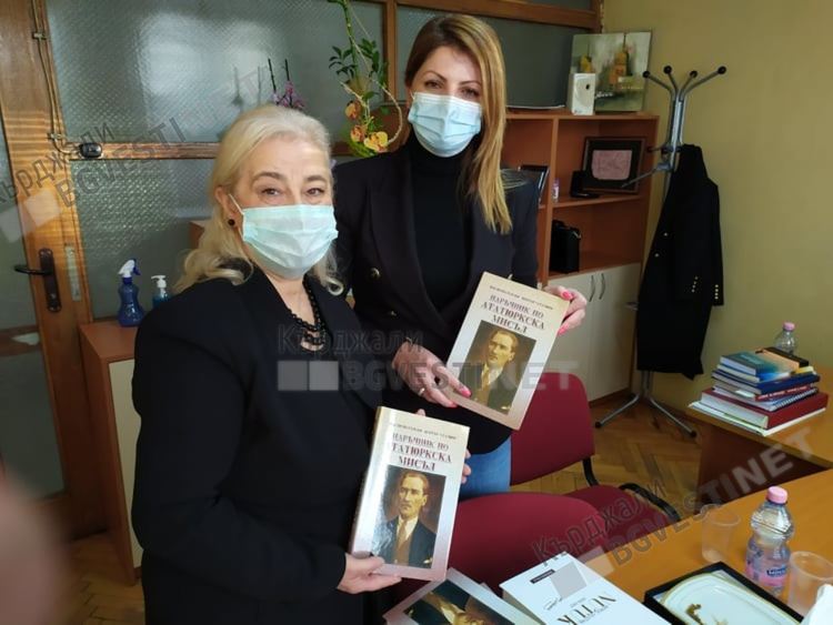 Голямо дарение от книги за Ататюрк направи на културните институти в Кърджали доц.Несрин Къратлъ