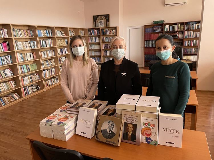 Голямо дарение от книги за Ататюрк направи на културните институти в Кърджали доц.Несрин Къратлъ