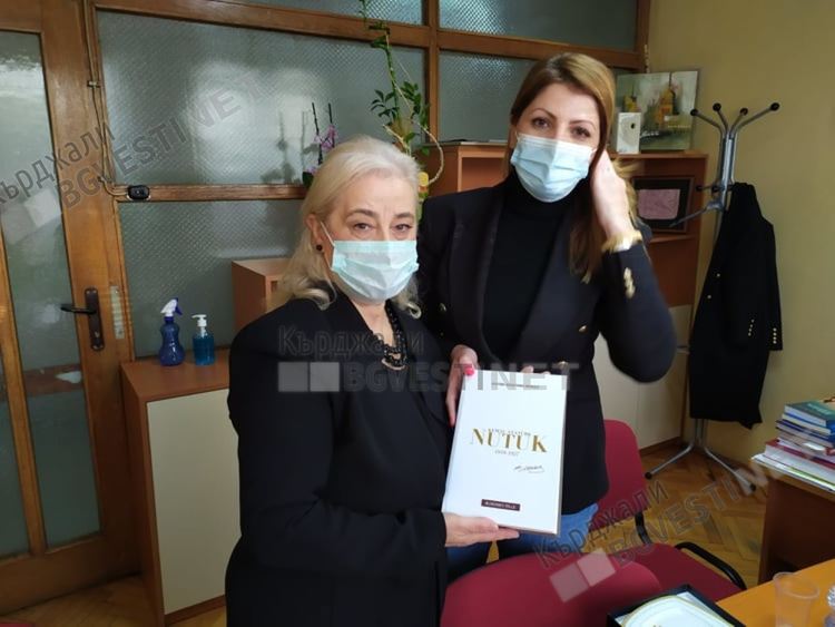 Голямо дарение от книги за Ататюрк направи на културните институти в Кърджали доц.Несрин Къратлъ