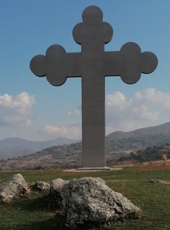 Ловната дружина на Новаково постави 10-метров кръст над селото