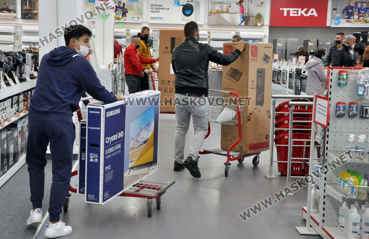 Черен петък! Пазарът се напълни, заради пандемията лаптопите най-търсени