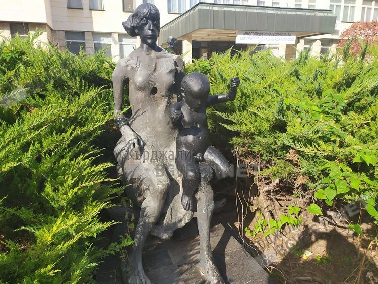 Почерниха детенцето от скулптурата на Вежди Рашидов пред Поликлиниката