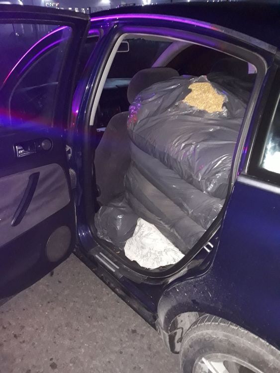 Един тон тютюн, близо тон и половина алкохол и 18 800 къса цигари са иззети при полицейска акция в Пловдивско