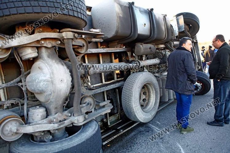 Турски тир се обърна на магистрала “Марица”