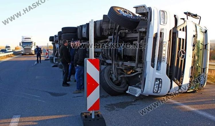 Турски тир се обърна на магистрала “Марица”
