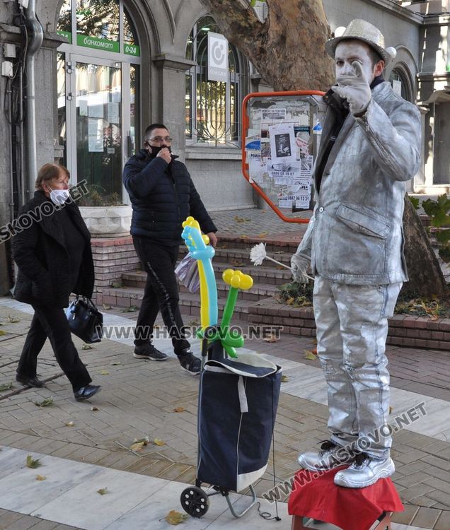 С усмивка и цвете Цецо повдига настроението на хасковлии в центъра на града
