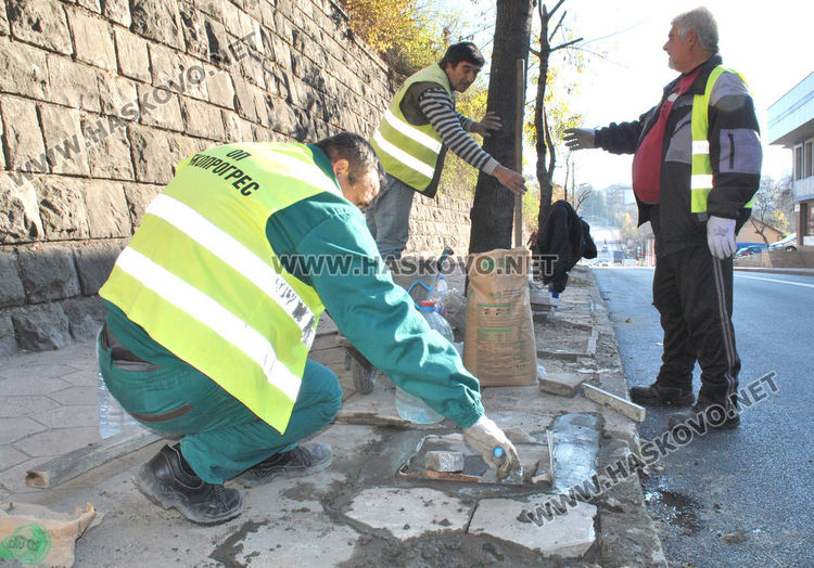 Ремонтират тротоара около новите хидранти по Кърджалийска
