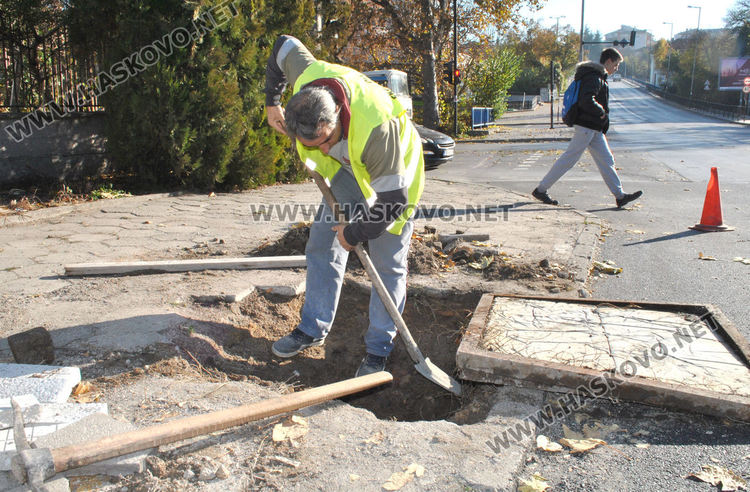 Ремонтират тротоара около новите хидранти по Кърджалийска