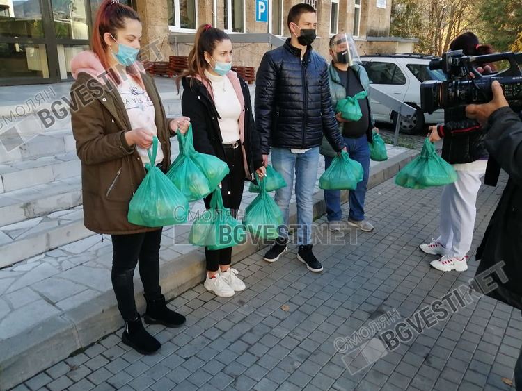 Топъл обяд за медиците на първа линия в болницата в Смолян