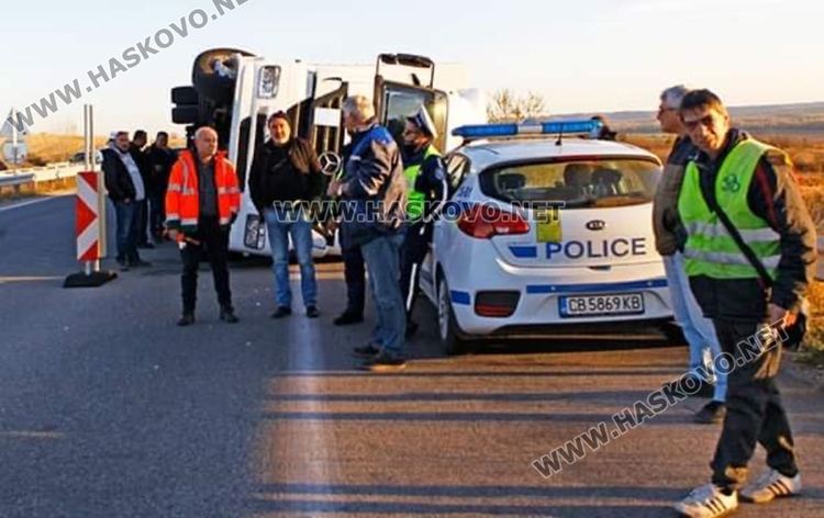 Турски тир се обърна на магистрала “Марица”