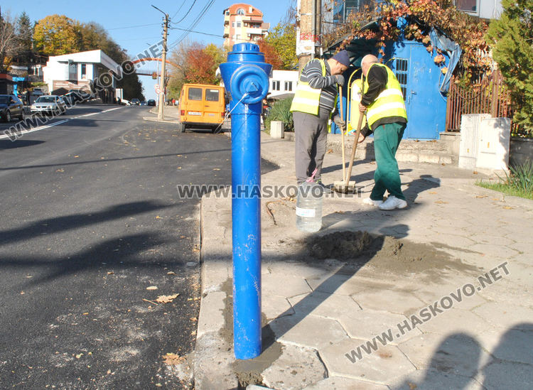 Ремонтират тротоара около новите хидранти по Кърджалийска