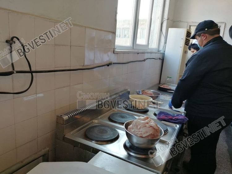 Топъл обяд за медиците на първа линия в болницата в Смолян