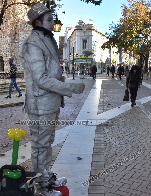 С усмивка и цвете Цецо повдига настроението на хасковлии в центъра на града