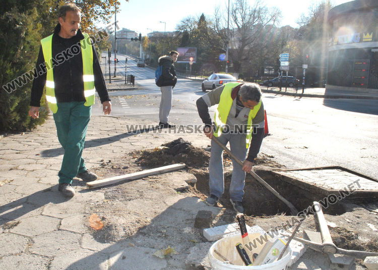Ремонтират тротоара около новите хидранти по Кърджалийска