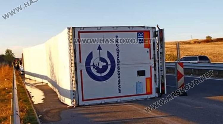 Турски тир се обърна на магистрала “Марица”