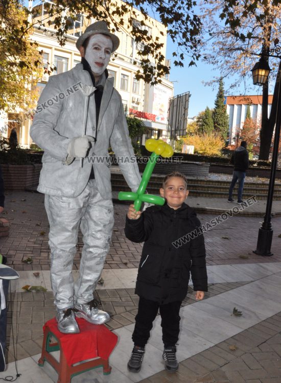 С усмивка и цвете Цецо повдига настроението на хасковлии в центъра на града