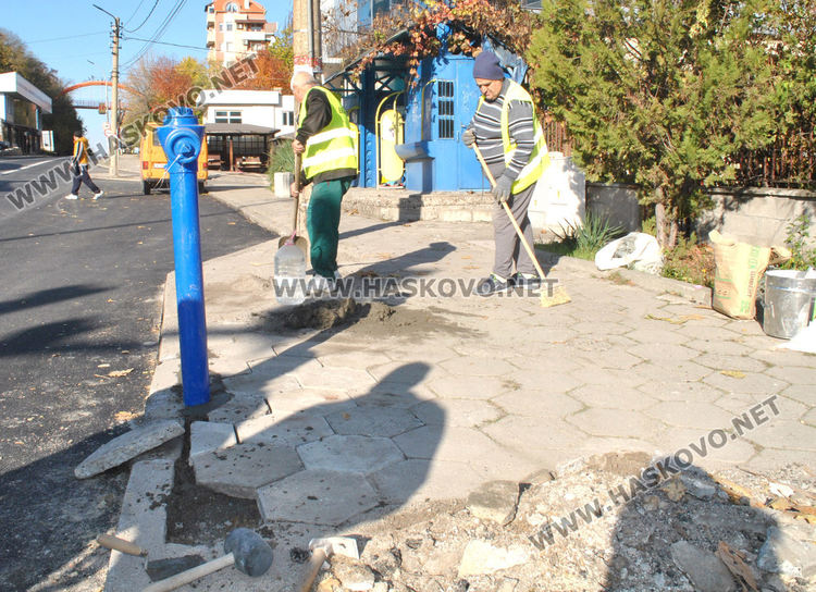 Ремонтират тротоара около новите хидранти по Кърджалийска