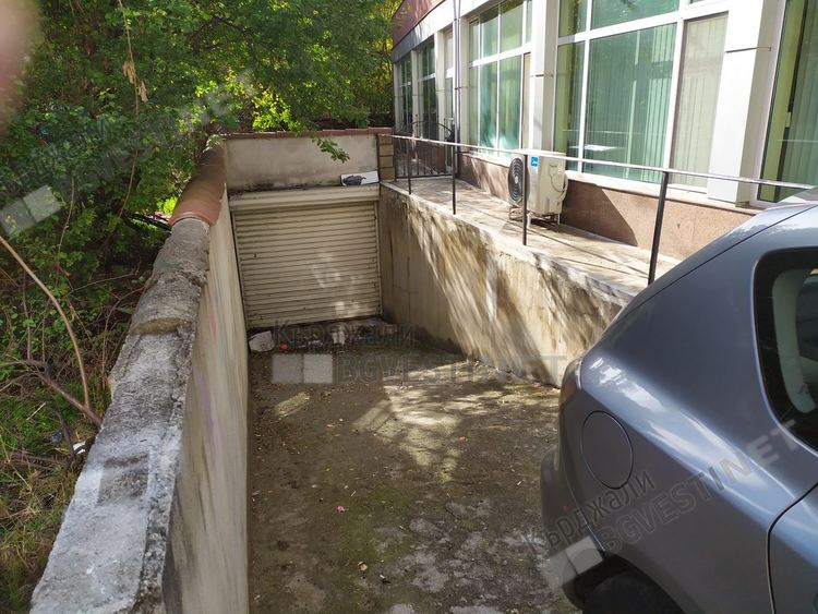 Некачествени и неизползваеми подземни гаражи пълнят улиците на Кърджали с паркирани автомобили