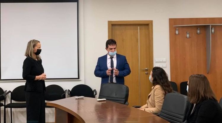 Студентки, които учат за медицински сестри, стават доброволци в МБАЛ "Свети Мина" в Пловдив