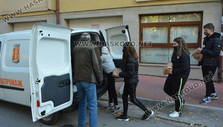 Седмокласниците  натовариха хляба, който изпращат към най-нуждаещите се 