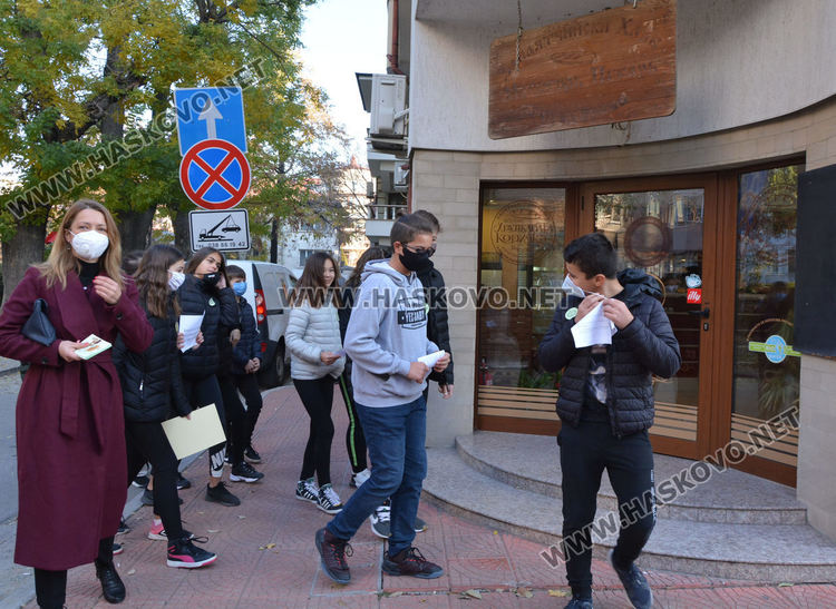 Седмокласници от училище “Климент“ с акция за бедните и самотни хора