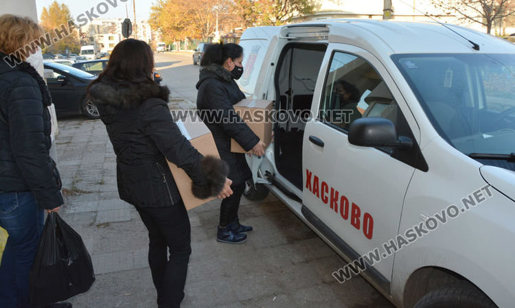  Носят по домовете на социално слаби  храни и хигиенни материали