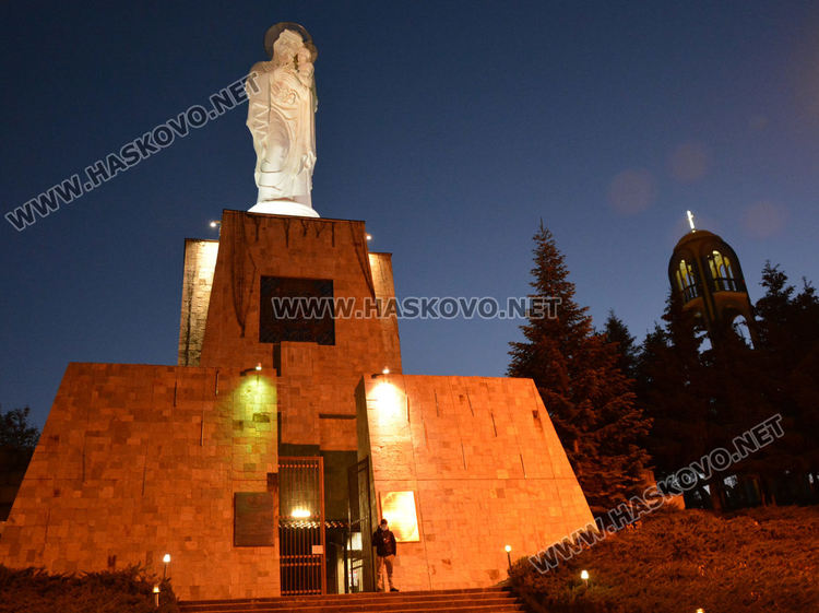 Камбанарията в Хасково светна в оранжево в Международния ден за борба с насилието над жени 