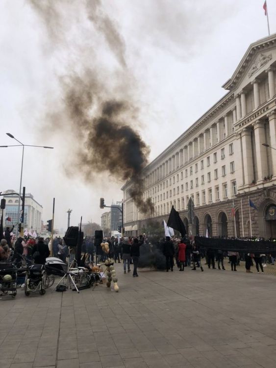 Напрежение пред МС и парламента, събират се протестиращи срещу мерките