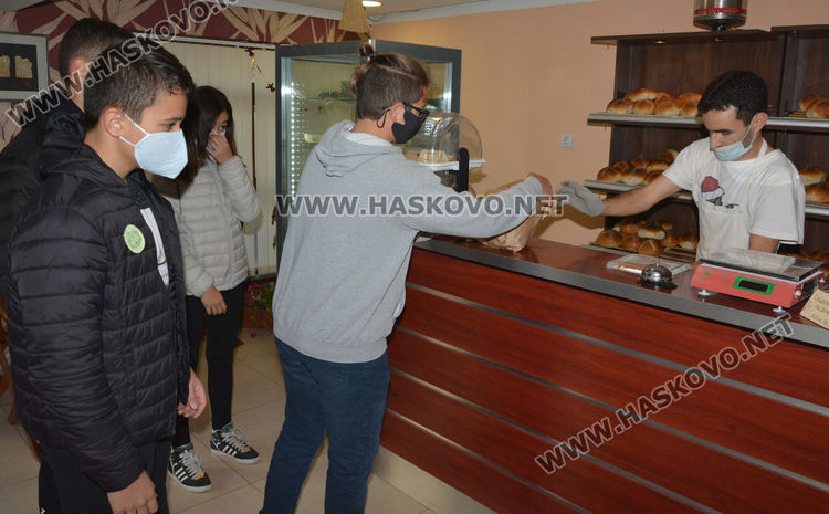 Седмокласници от училище “Климент“ с акция за бедните и самотни хора