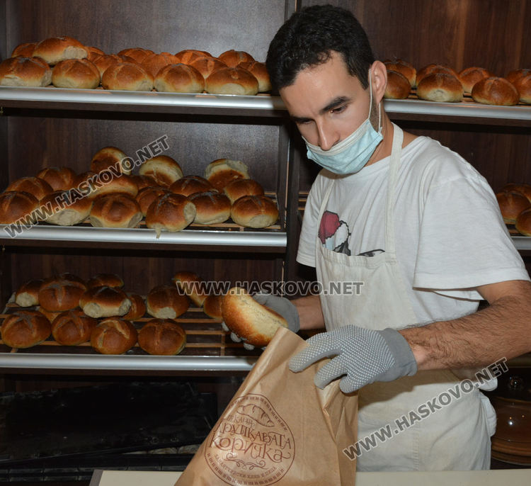 Пекарната  е започнала работа по-рано тази сутрин от обичайното, за да може хлябът, поръчан от учениците, да е готов навреме 