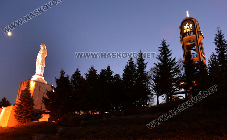 Камбанарията в Хасково светна в оранжево в Международния ден за борба с насилието над жени 
