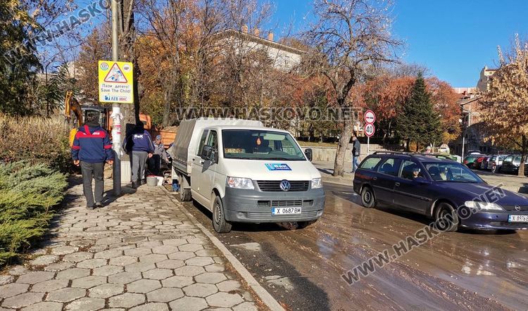 ВиК отстранява аварията на тротоара край „Стара планина“, затруднено е движението на автомобили
