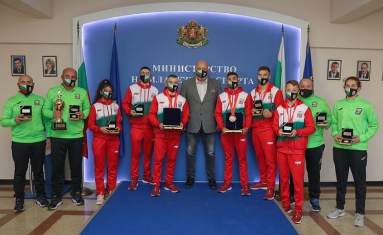 Министърът на спорта награди медалистите от Европейското по бокс, обеща ремонт на зала в Хасково