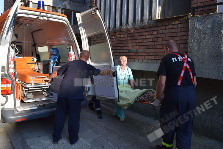 Спасители помогнаха на спешни медици при пренасяне на болна жена в Кърджали