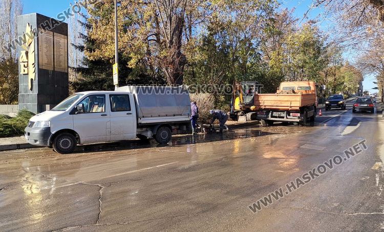 ВиК отстранява аварията на тротоара край „Стара планина“, затруднено е движението на автомобили