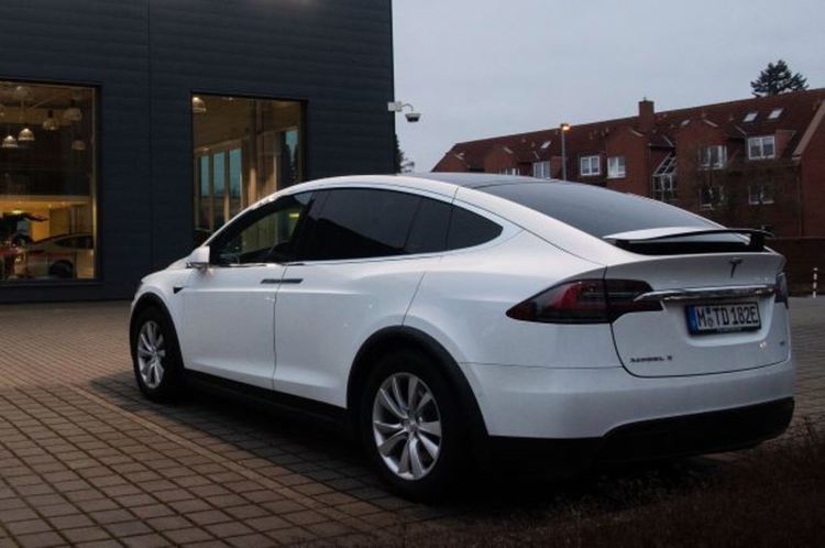 Tesla изтегля 9500 коли в САЩ