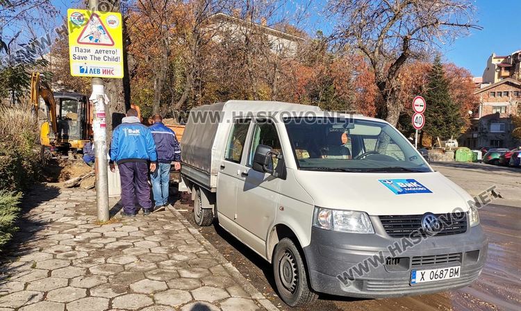 ВиК отстранява аварията на тротоара край „Стара планина“, затруднено е движението на автомобили