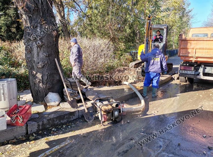 ВиК отстранява аварията на тротоара край „Стара планина“, затруднено е движението на автомобили
