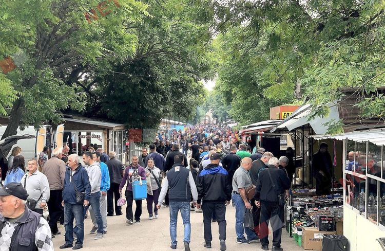 Неделният пазар продължава да работи, преустановяват работата на Автомобилния пазар в Димитровград